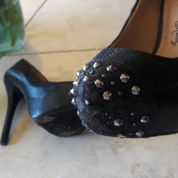 Heels - Picture 4 of 4